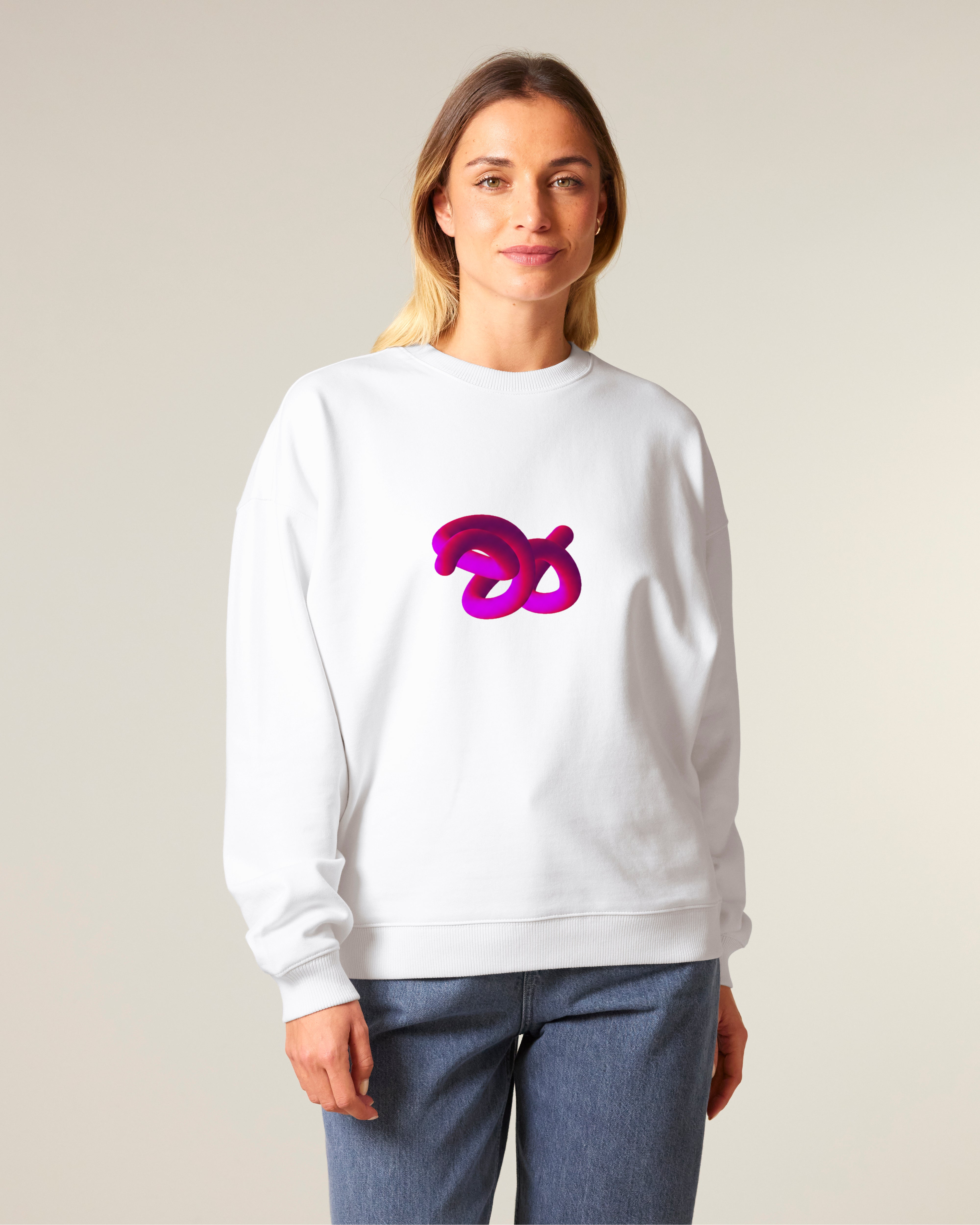 Oversized džemperis be gobtuvo „INK TO WEAR – rožinė abstrakcija“ – moteris su originaliu baltu džemperiu