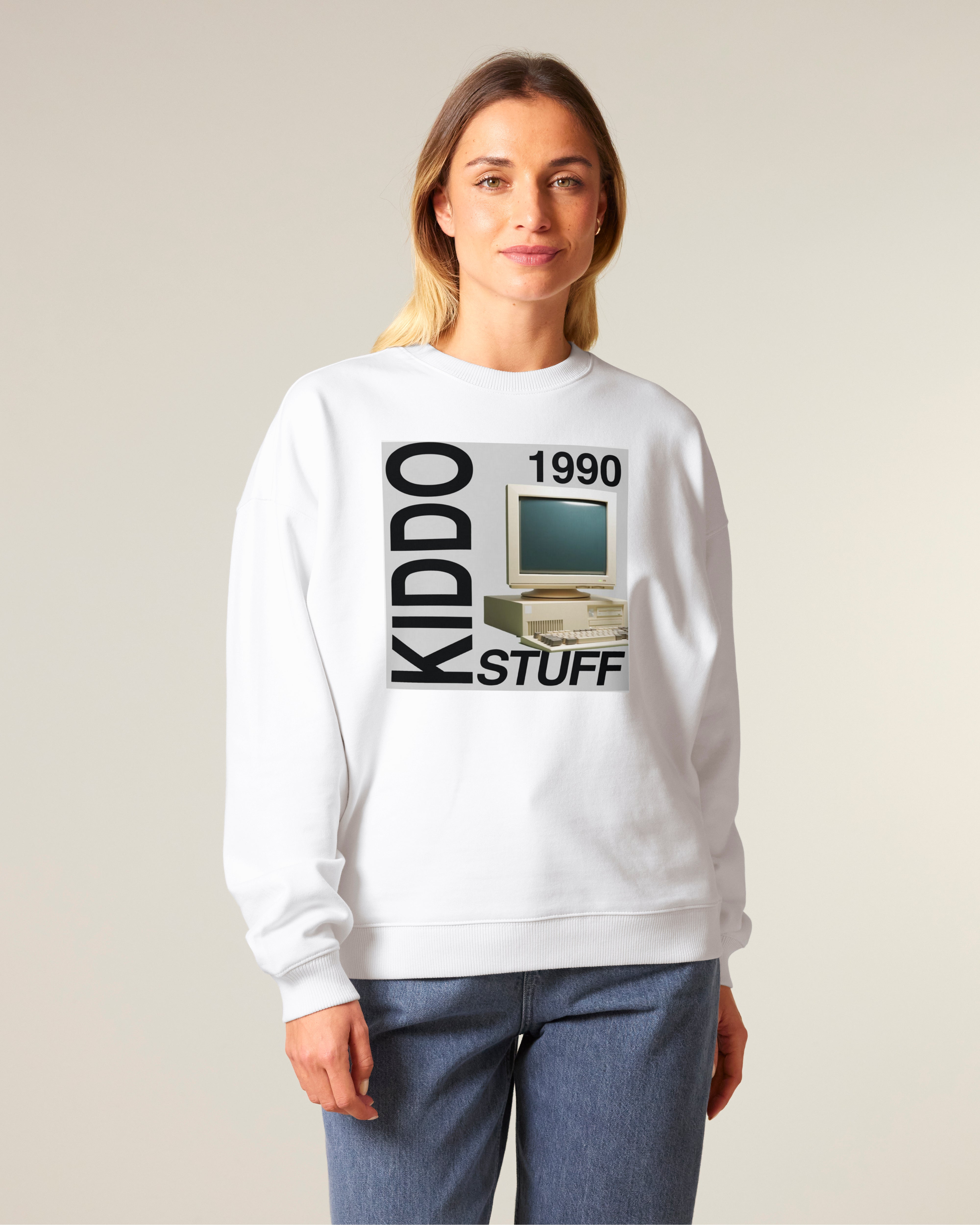 Oversized džemperis be gobtuvo „1990 Kiddo Stuff – kompiuteris“ – moteris su originaliu baltu džemperiu