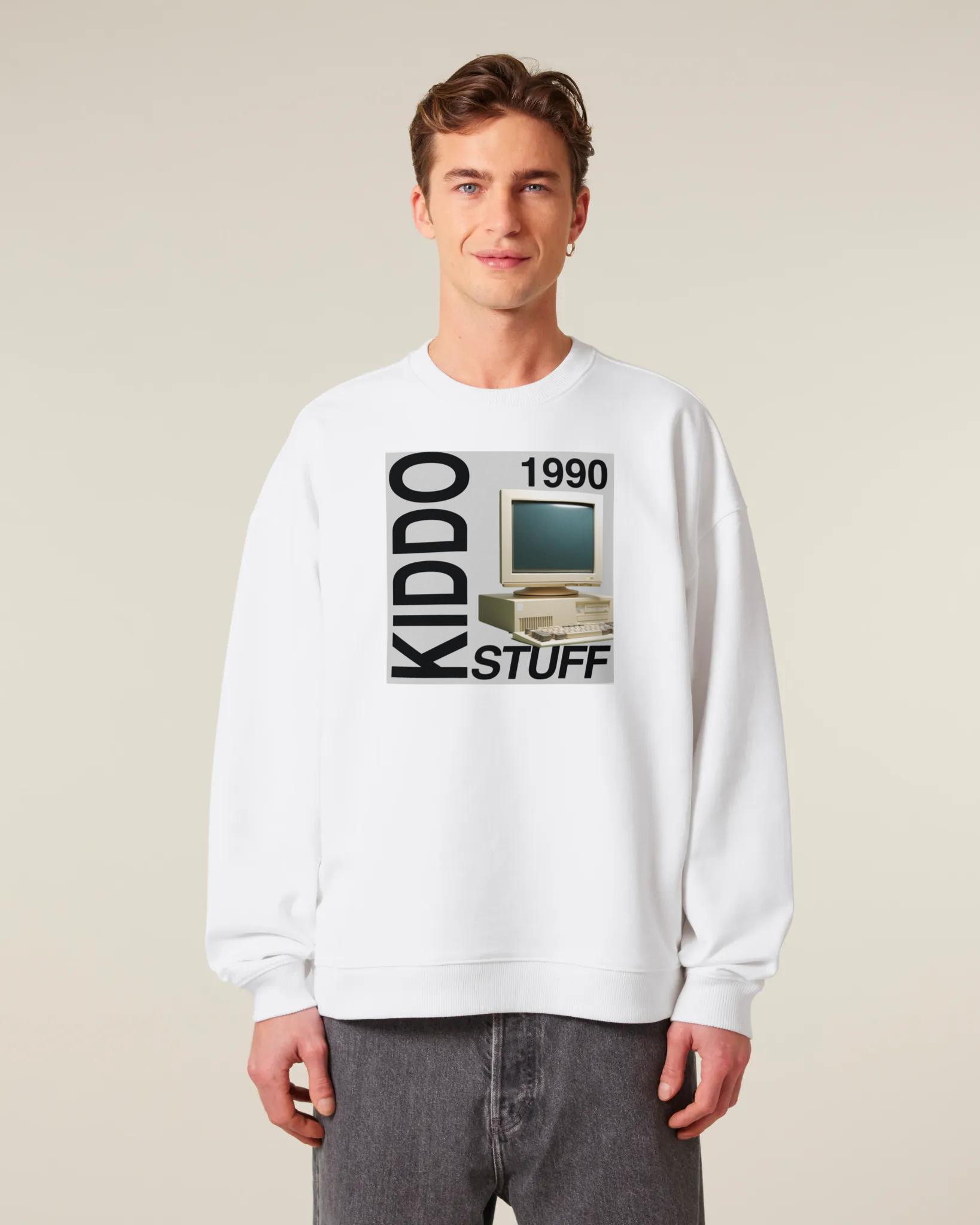 Oversized džemperis be gobtuvo „1990 Kiddo Stuff – kompiuteris“ – vyras su originaliu baltu džemperiu