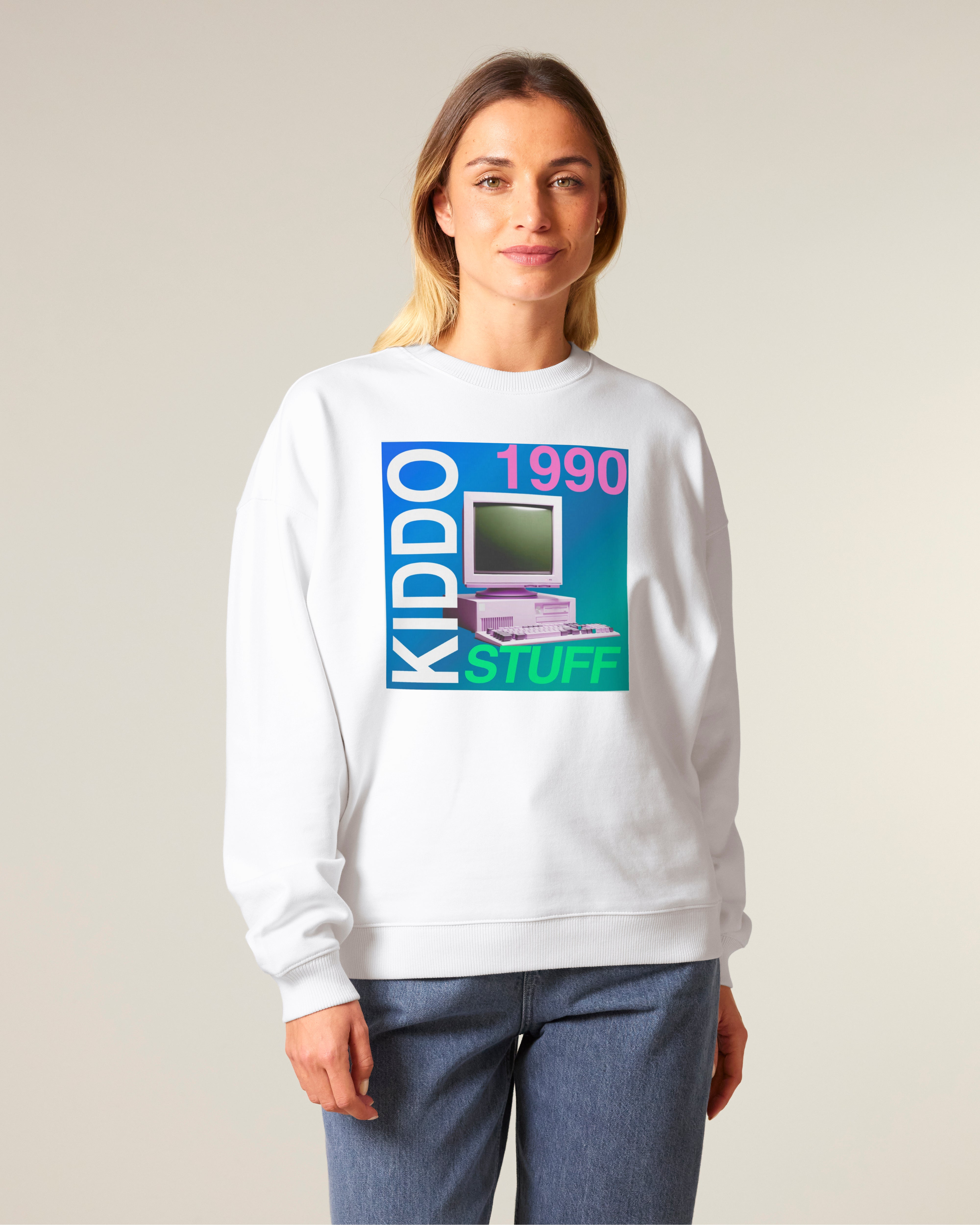 Oversized džemperis be gobtuvo „1990 Kiddo Stuff – kompiuteris 2“ – moteris su originaliu baltu džemperiu