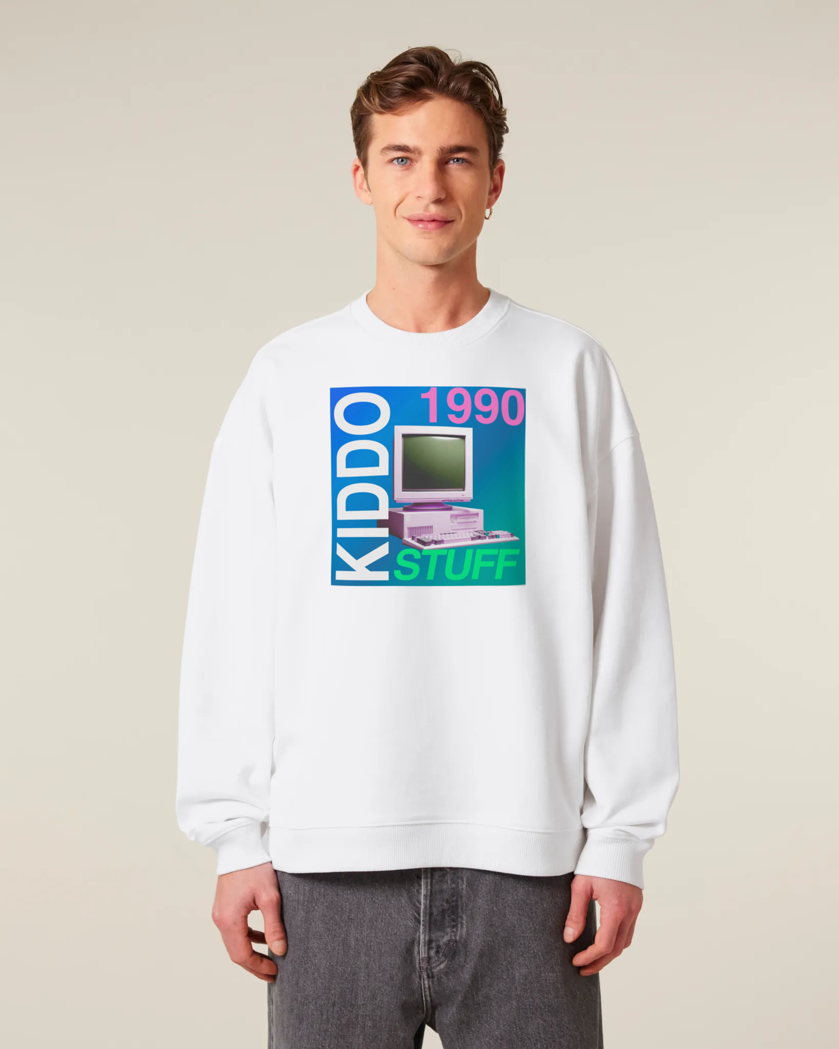 Oversized džemperis be gobtuvo „1990 Kiddo Stuff – kompiuteris 2“ – vyras su originaliu baltu džemperiu