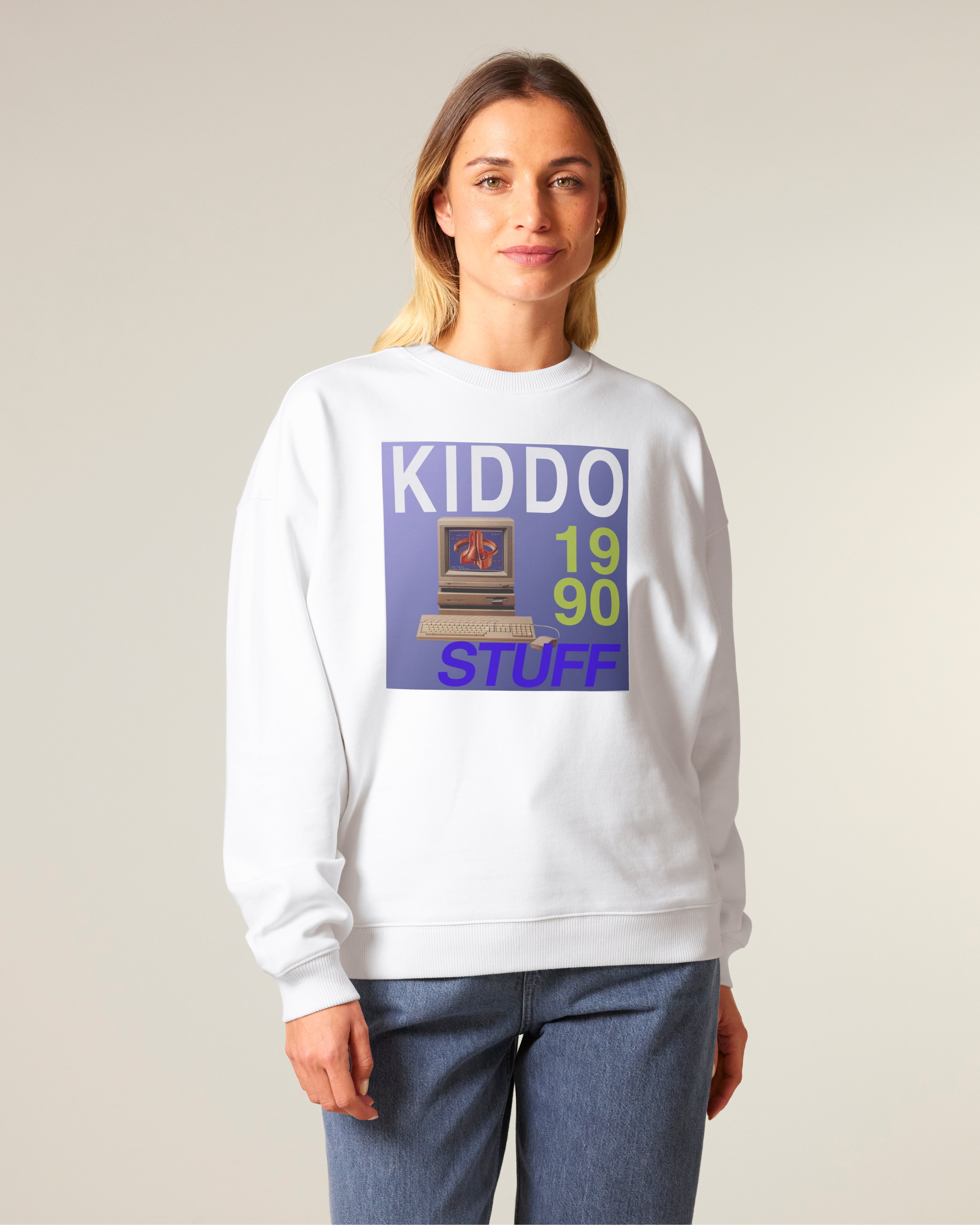 Oversized džemperis be gobtuvo „1990 Kiddo Stuff – kompiuteris 3“ – moteris su originaliu baltu džemperiu