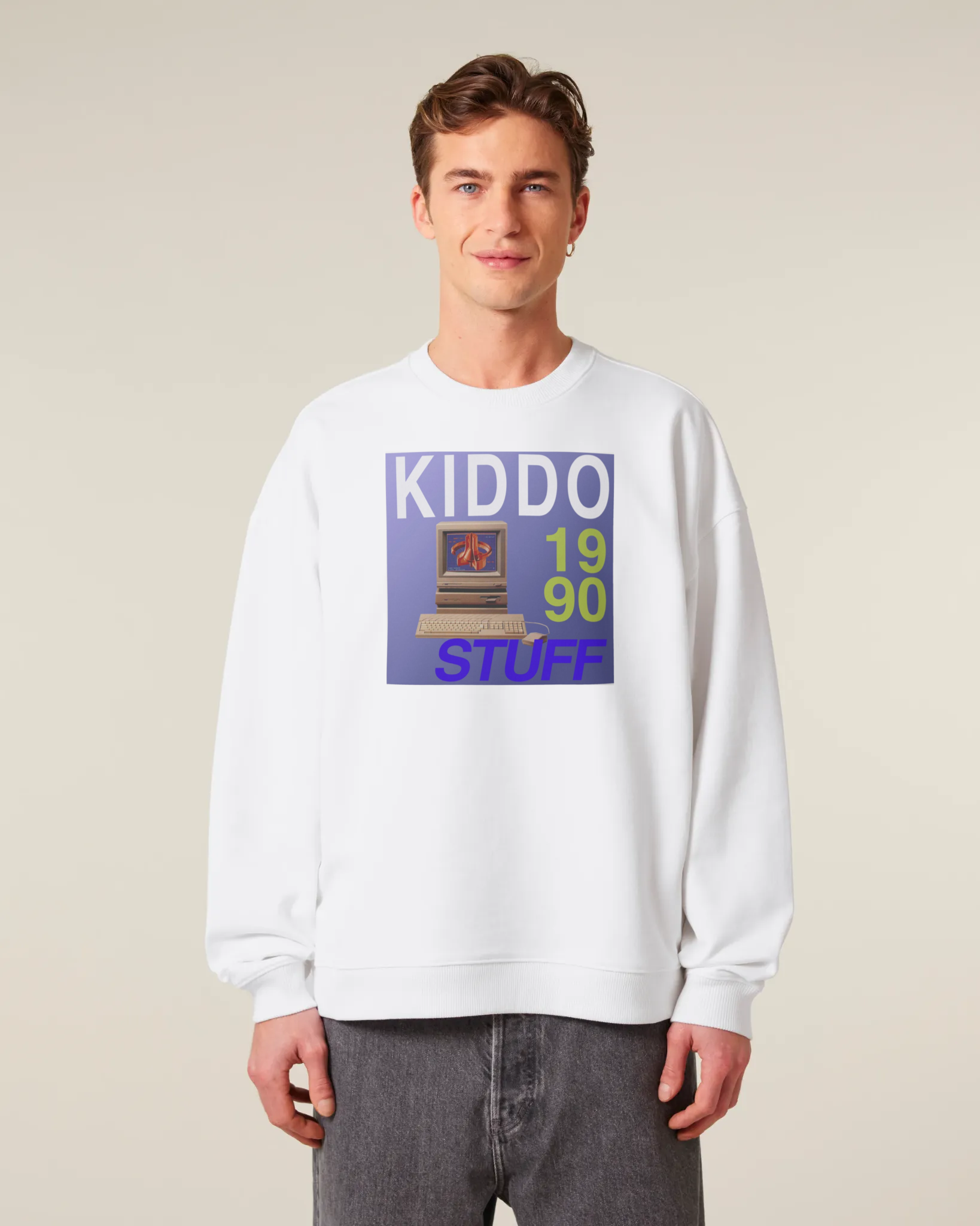 Oversized džemperis be gobtuvo „1990 Kiddo Stuff – kompiuteris 3“ – vyras su originaliu baltu džemperiu