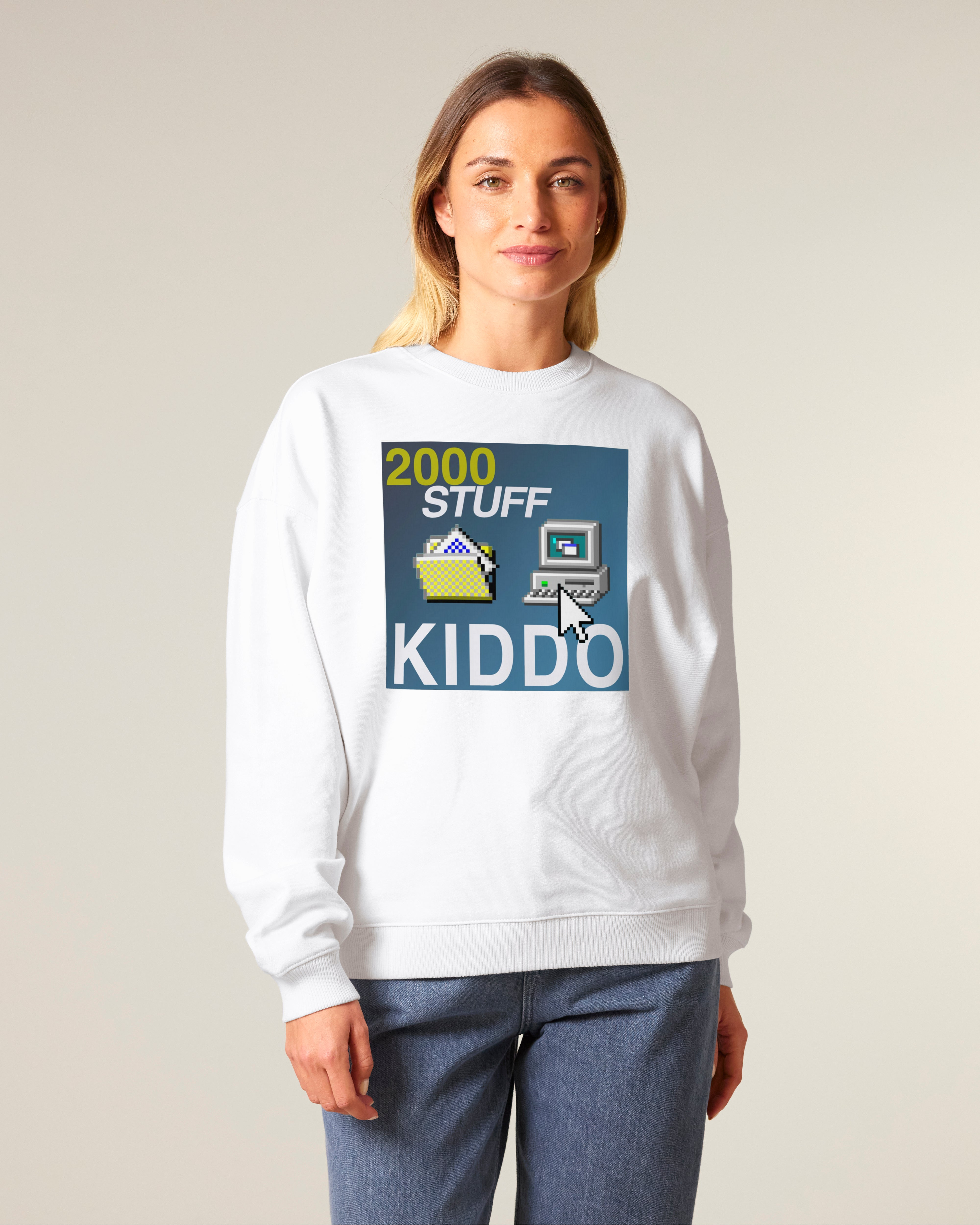 Oversized džemperis be gobtuvo „2000 Kiddo Stuff – kompiuteris“ – moteris su originaliu baltu džemperiu