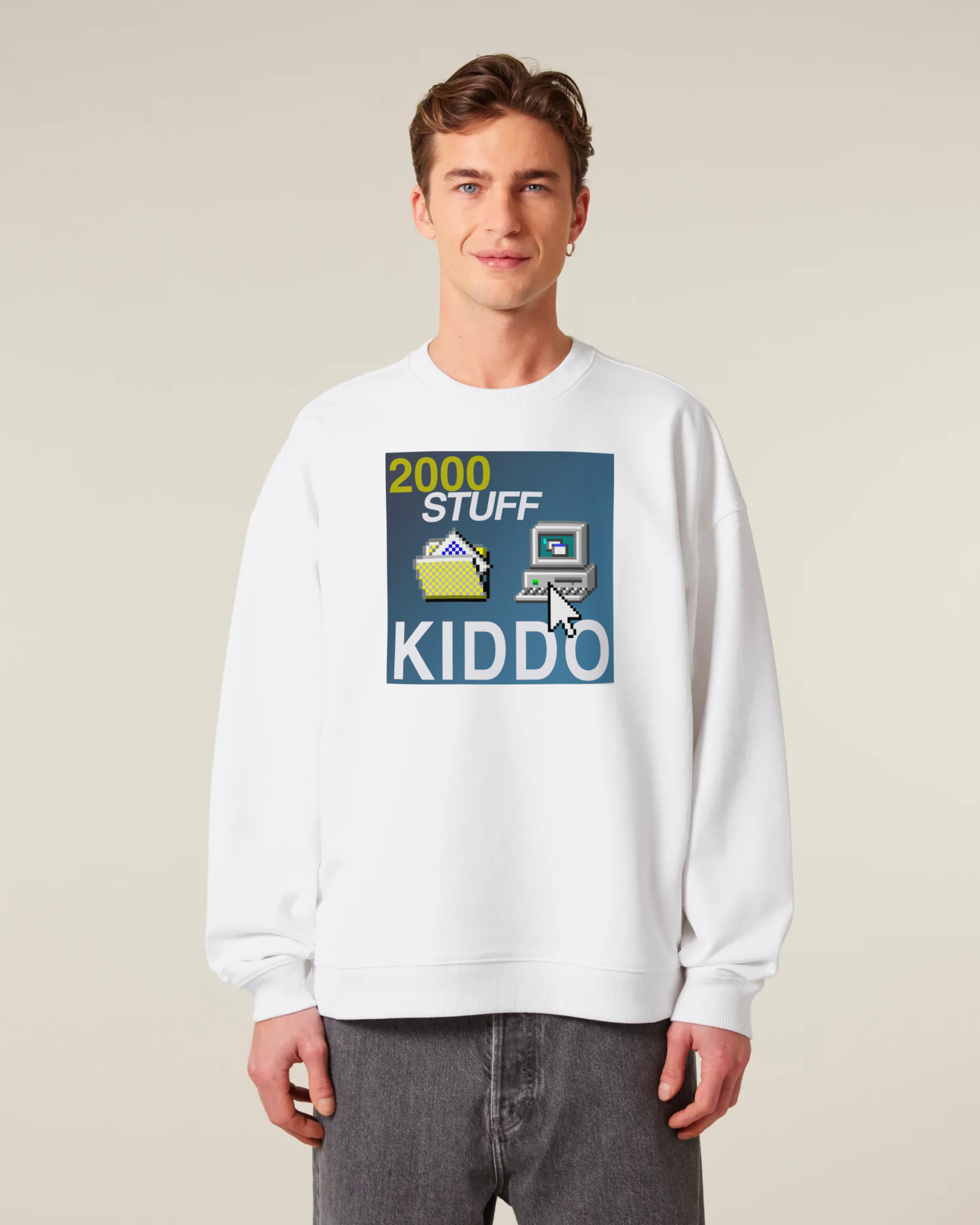Oversized džemperis be gobtuvo „2000 Kiddo Stuff – kompiuteris“ – vyras su originaliu baltu džemperiu