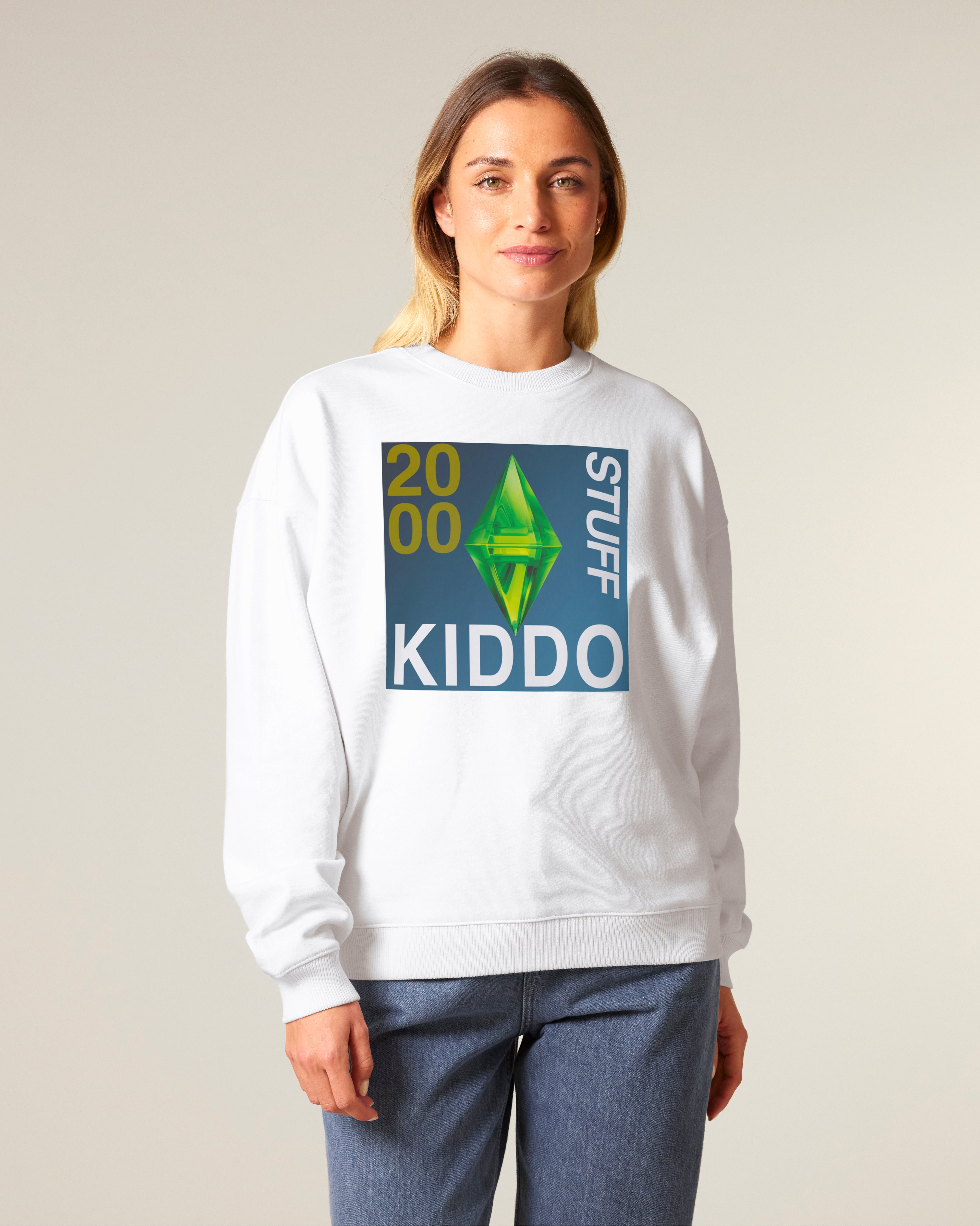 Oversized džemperis be gobtuvo „2000 Kiddo Stuff – Sims“ – moteris su originaliu baltu džemperiu