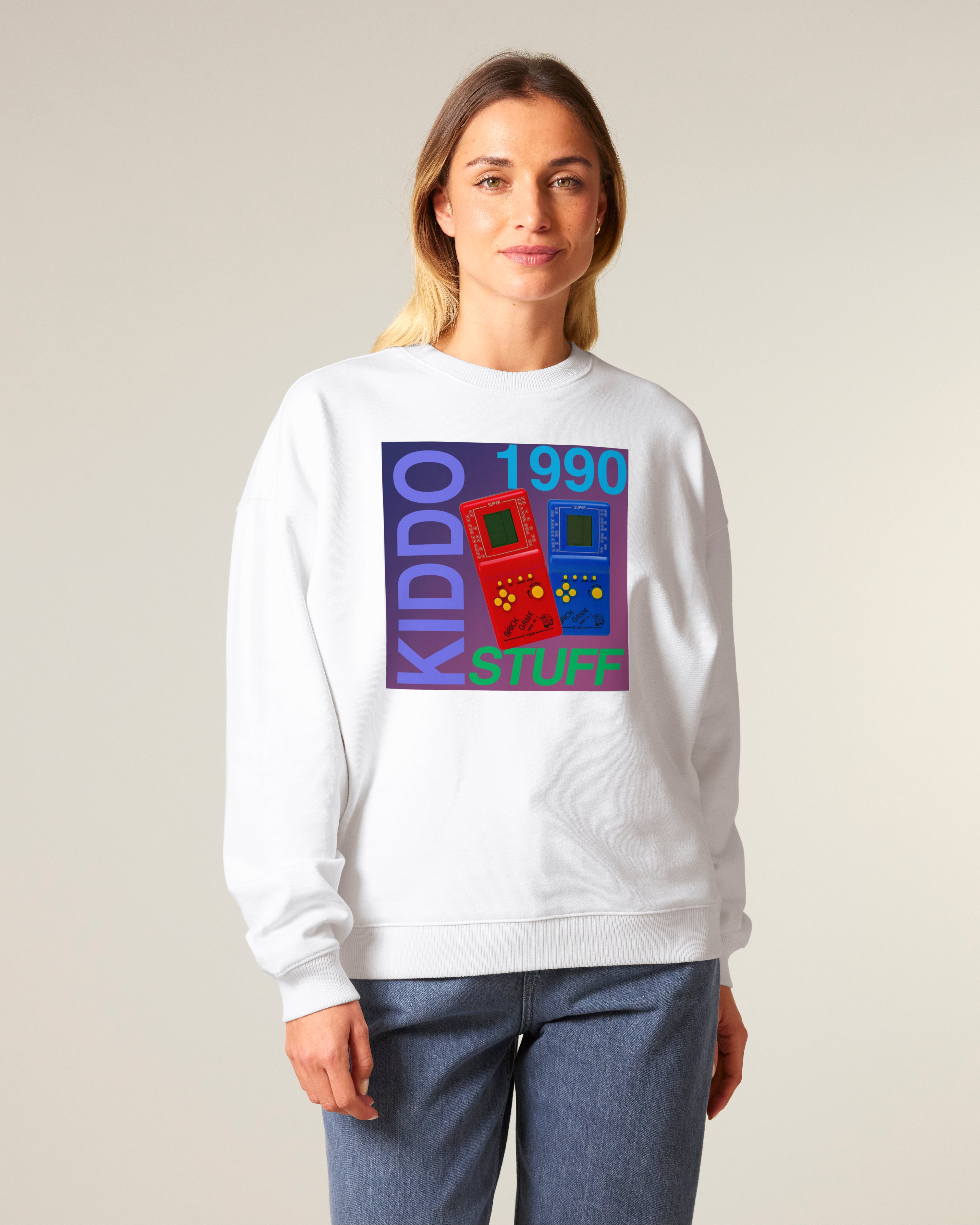 Oversized džemperis be gobtuvo „1990 Kiddo Stuff – Tetris“ – moteris su originaliu baltu džemperiu