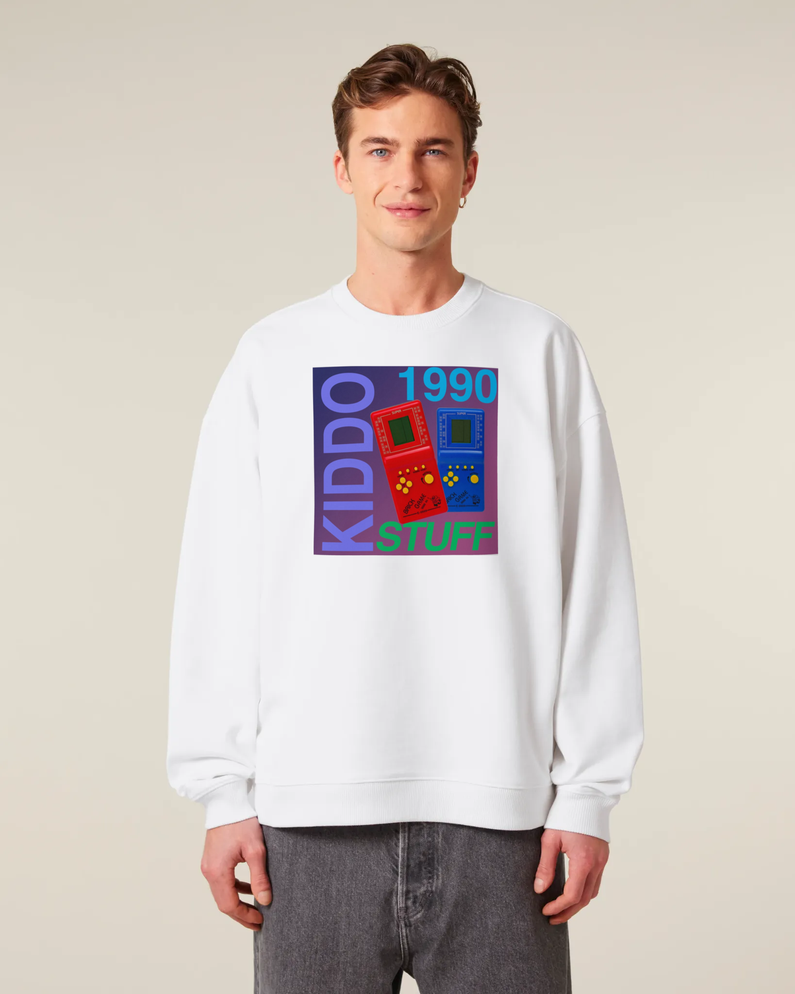 Oversized džemperis be gobtuvo „1990 Kiddo Stuff – Tetris“ – vyras su originaliu baltu džemperiu