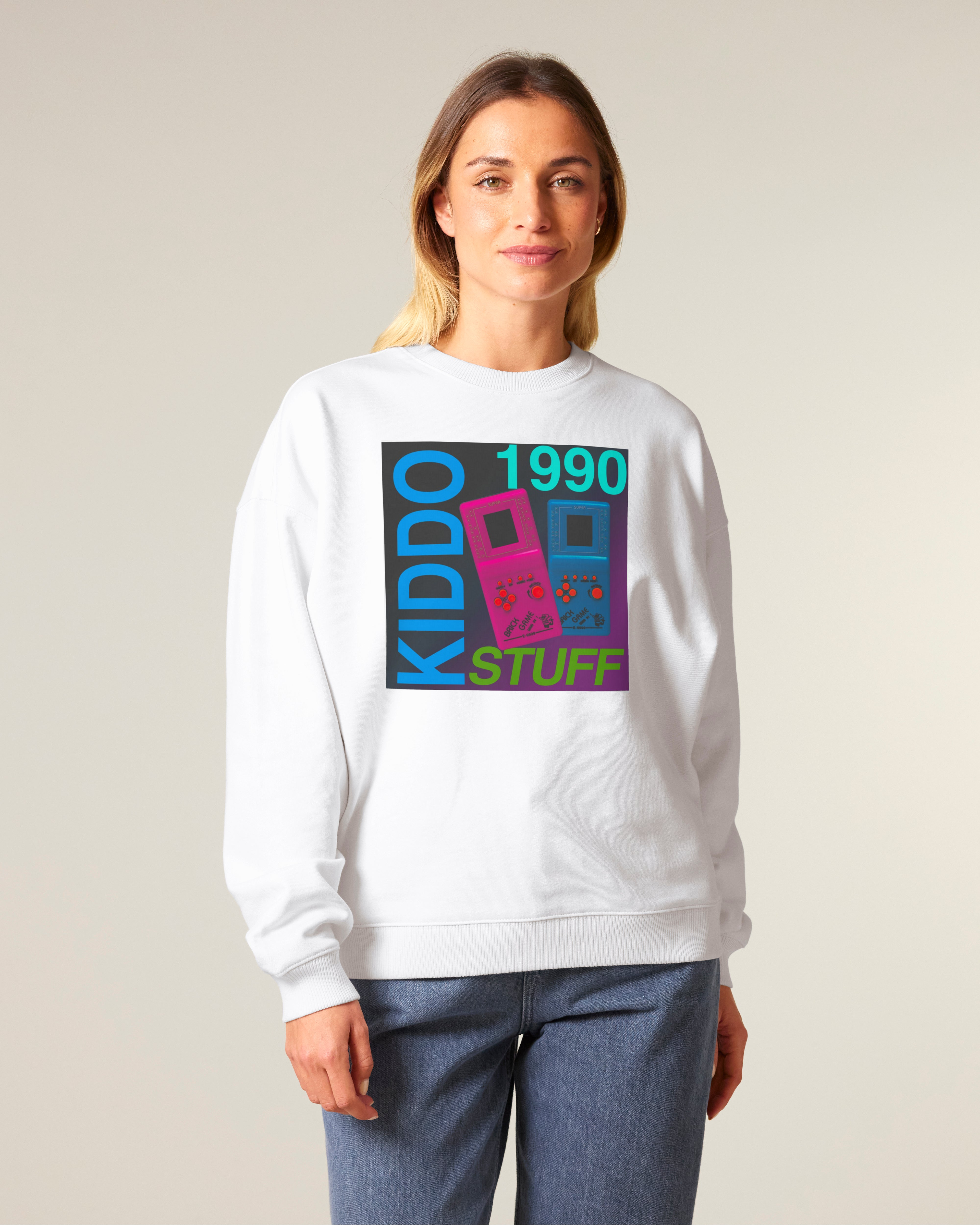 Oversized džemperis be gobtuvo „1990 Kiddo Stuff – Tetris 2“ – moteris su originaliu baltu džemperiu