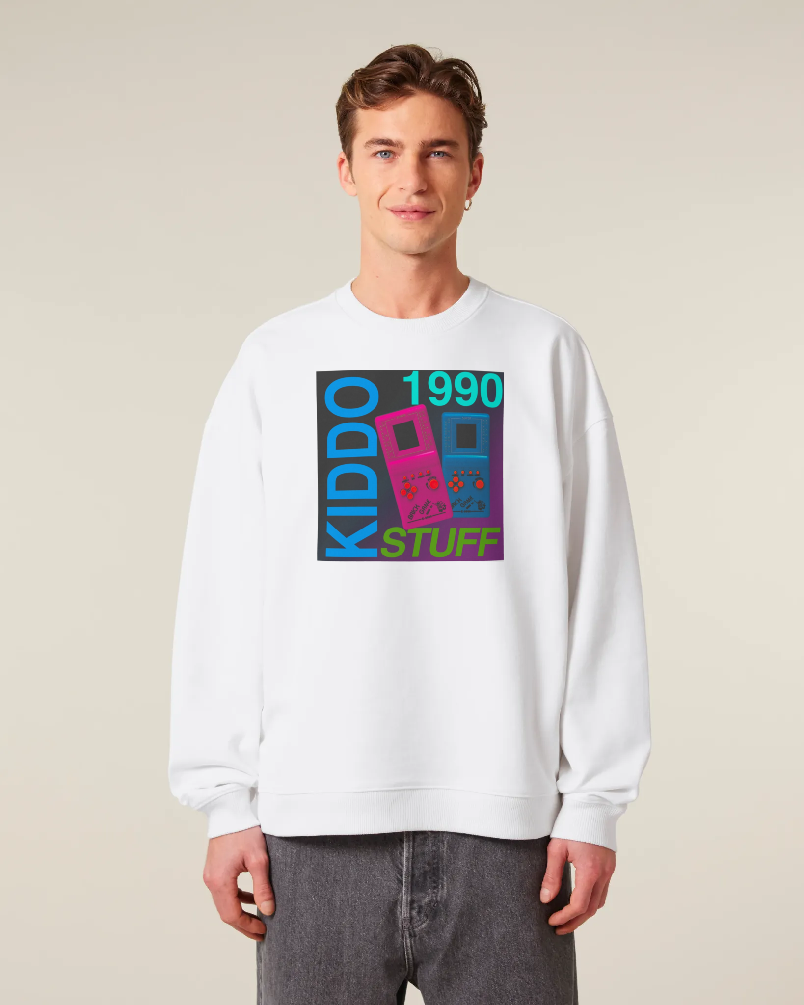 Oversized džemperis be gobtuvo „1990 Kiddo Stuff – Tetris 2“ – vyras su originaliu baltu džemperiu
