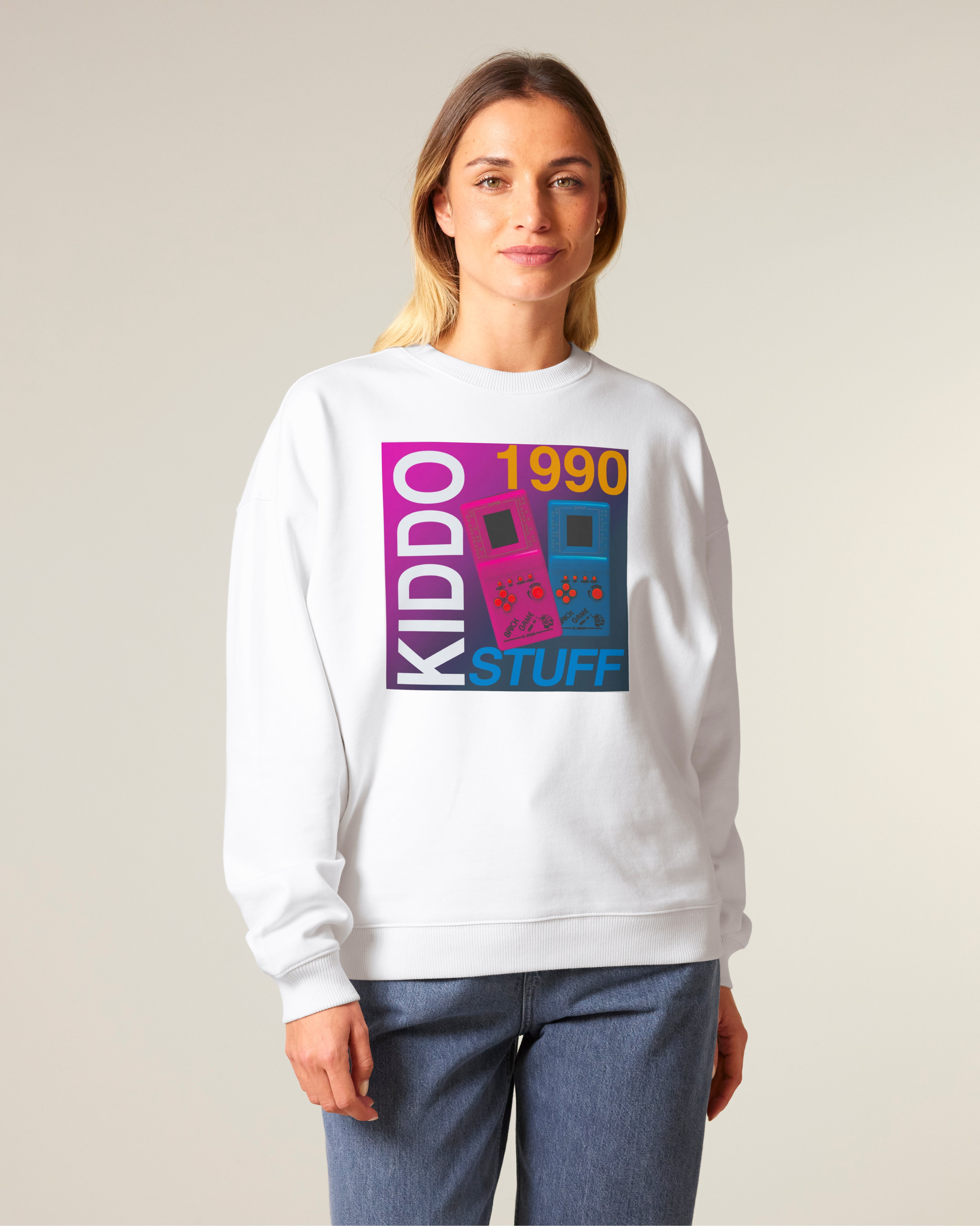 Oversized džemperis be gobtuvo „1990 Kiddo Stuff – Tetris 3“ – moteris su originaliu baltu džemperiu