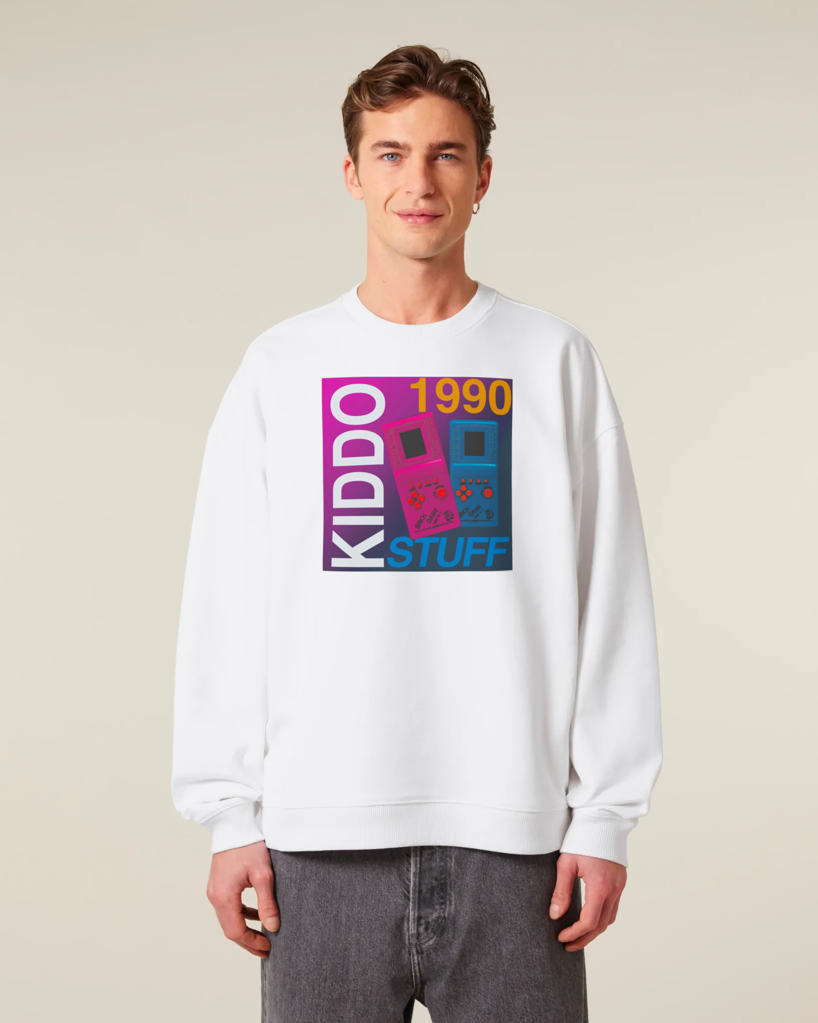 Oversized džemperis be gobtuvo „1990 Kiddo Stuff – Tetris 3“ – vyras su originaliu baltu džemperiu