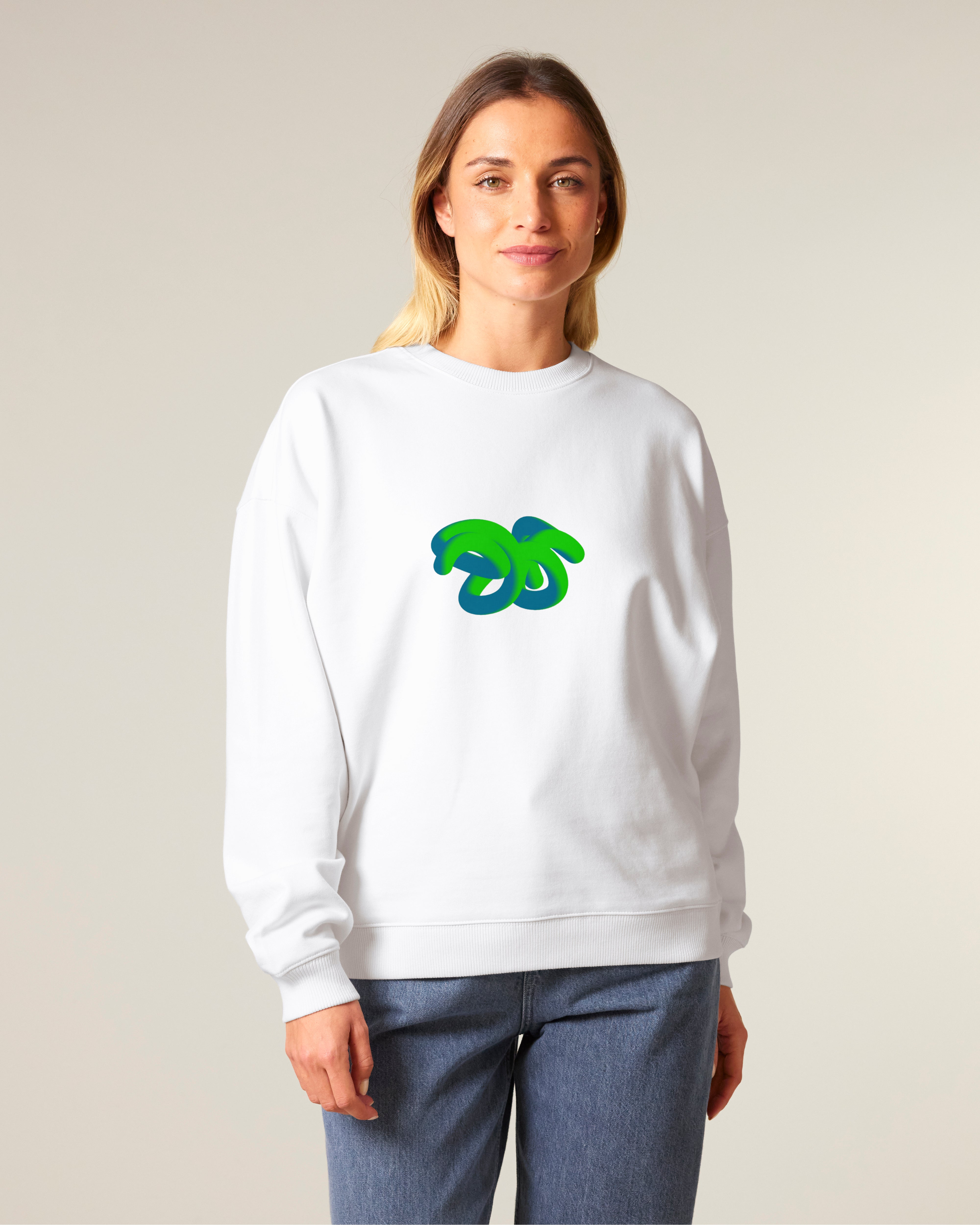 Oversized džemperis be gobtuvo „INK TO WEAR – žalia abstrakcija“ – moteris su originaliu baltu džemperiu
