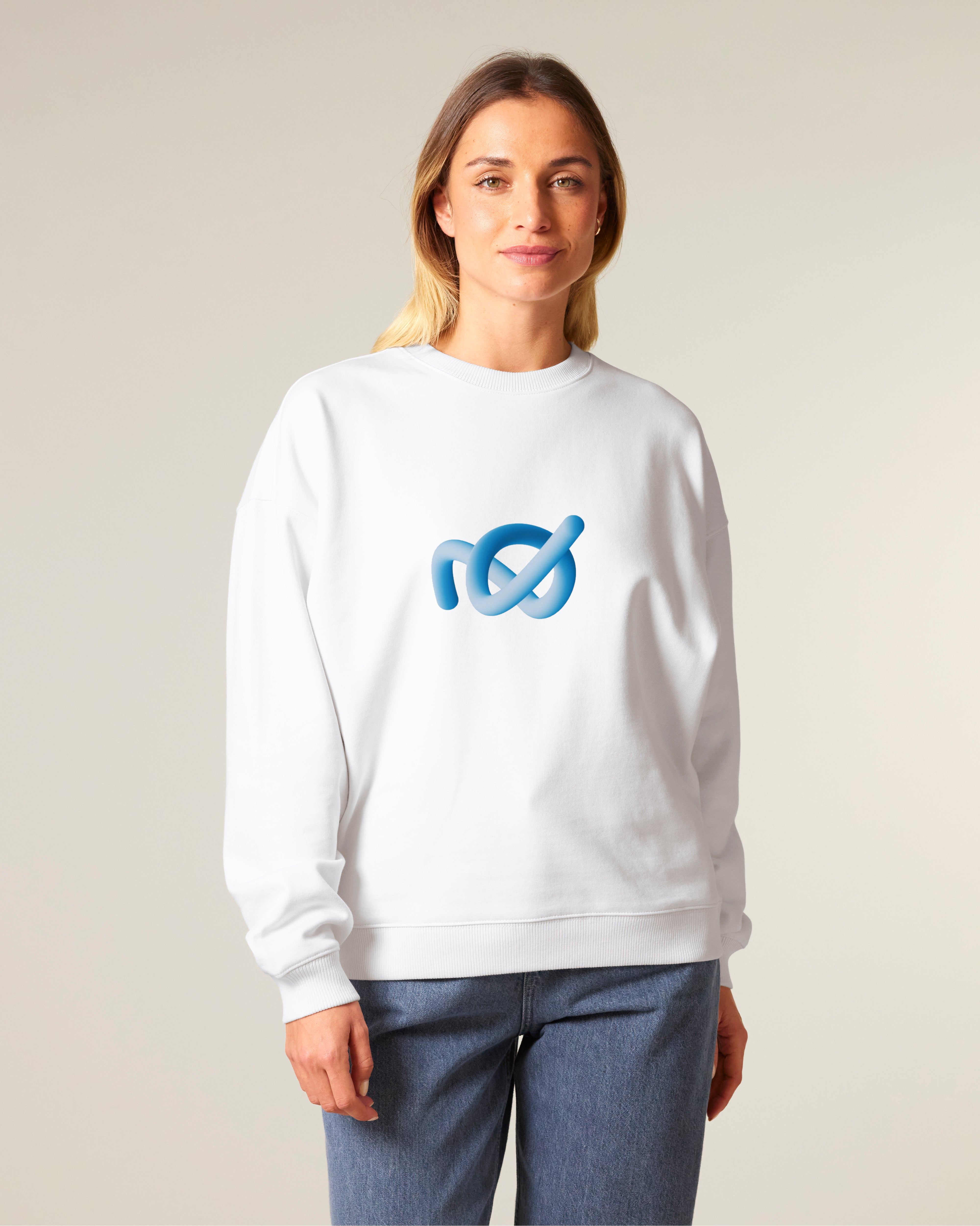 Oversized džemperis be gobtuvo „INK TO WEAR – mėlyna abstrakcija“ – moteris su originaliu baltu džemperiu