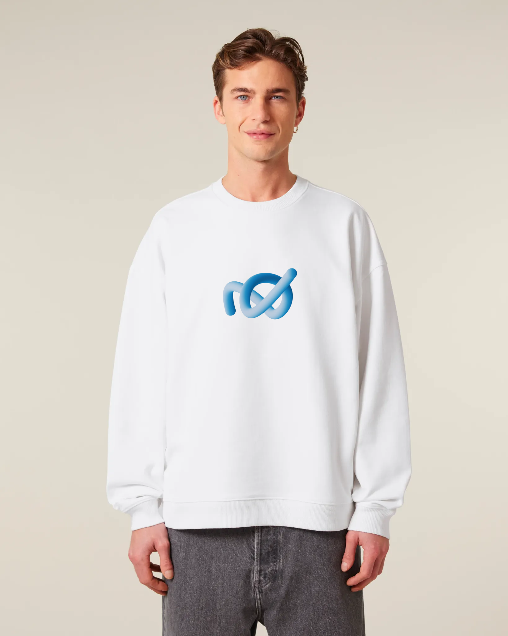 Oversized džemperis be gobtuvo „INK TO WEAR – mėlyna abstrakcija“ – vyras su originaliu baltu džemperiu