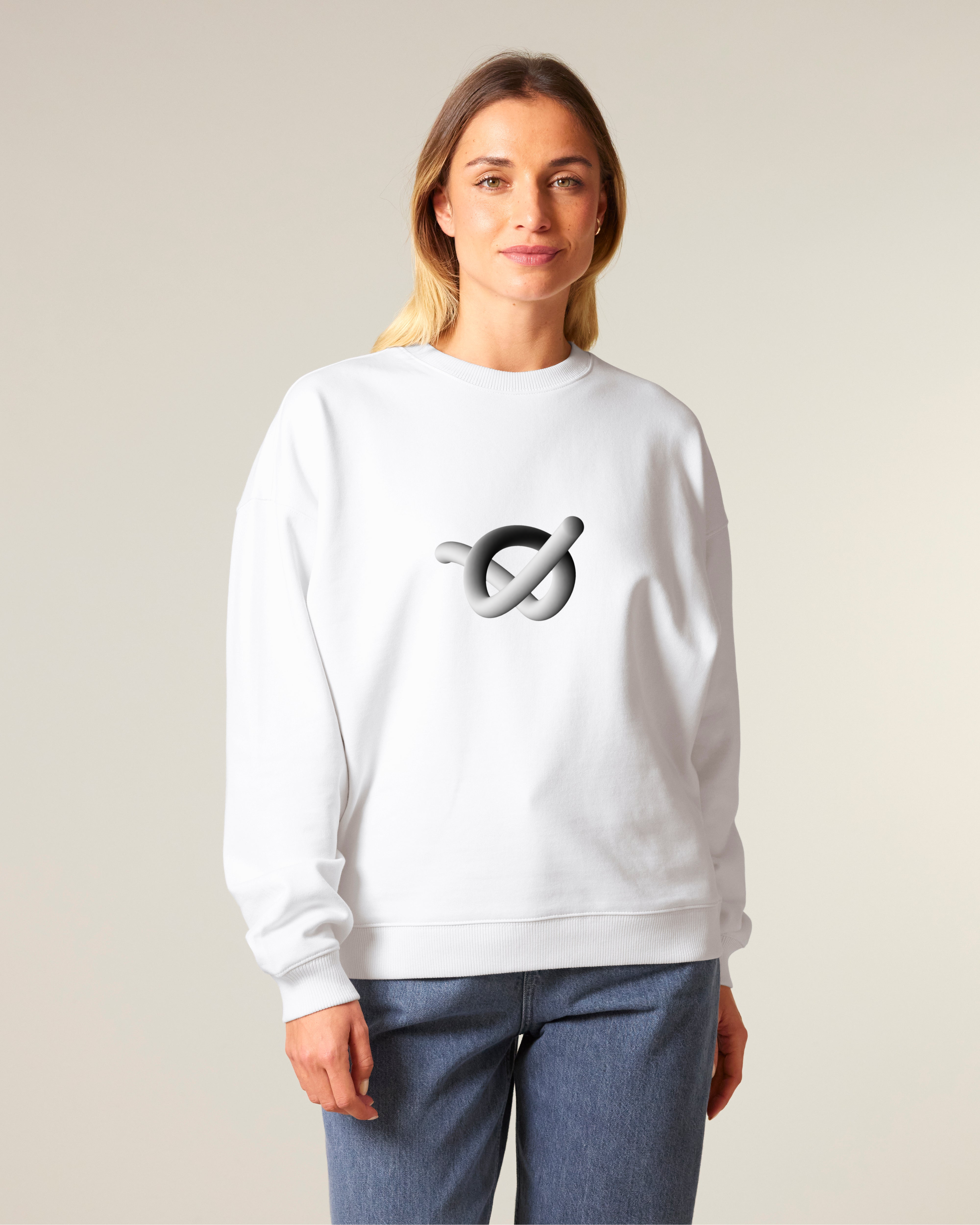 Oversized džemperis be gobtuvo „INK TO WEAR – pilka abstrakcija“ – moteris su originaliu baltu džemperiu