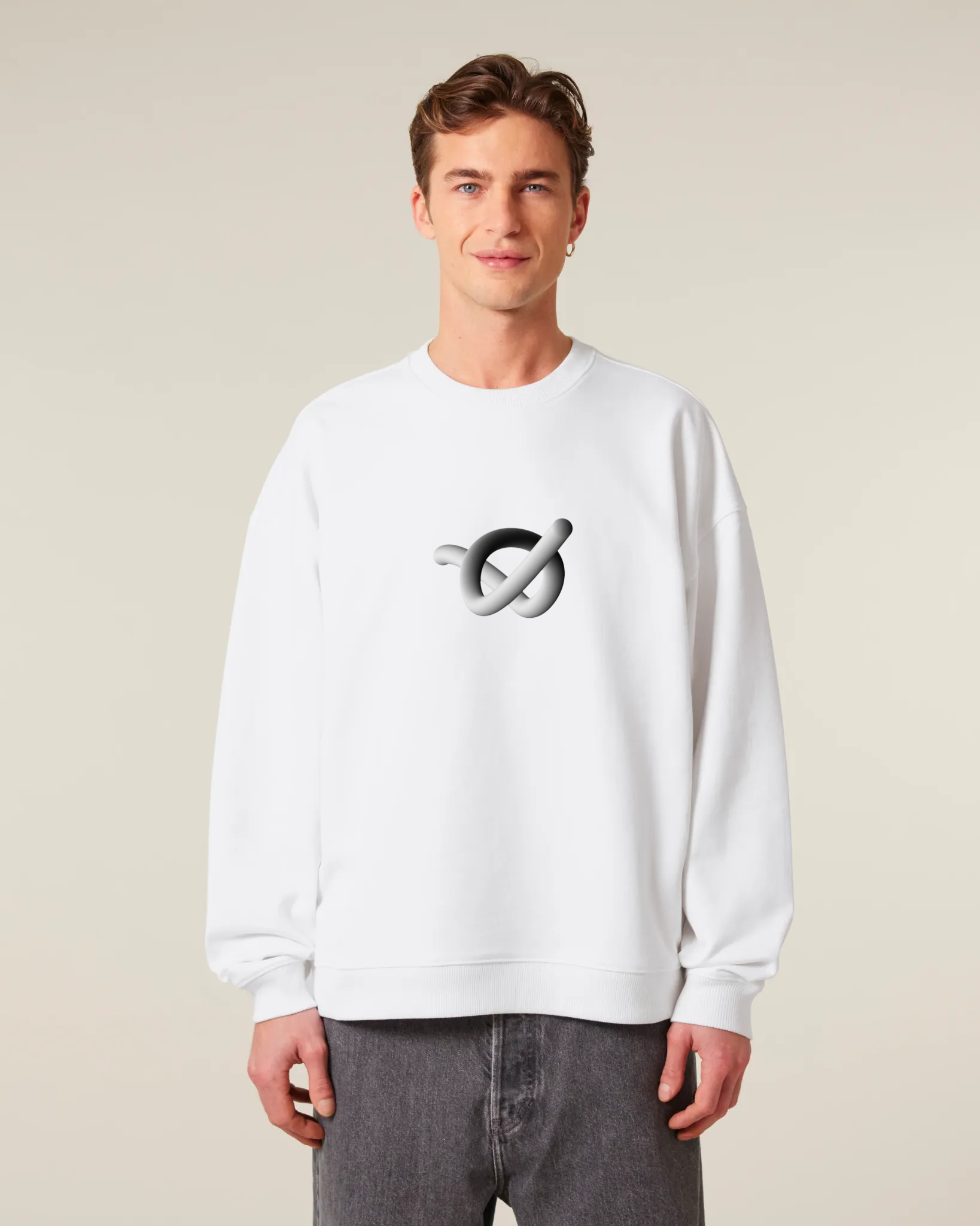 Oversized džemperis be gobtuvo „INK TO WEAR – pilka abstrakcija“ – vyras su originaliu baltu džemperiu